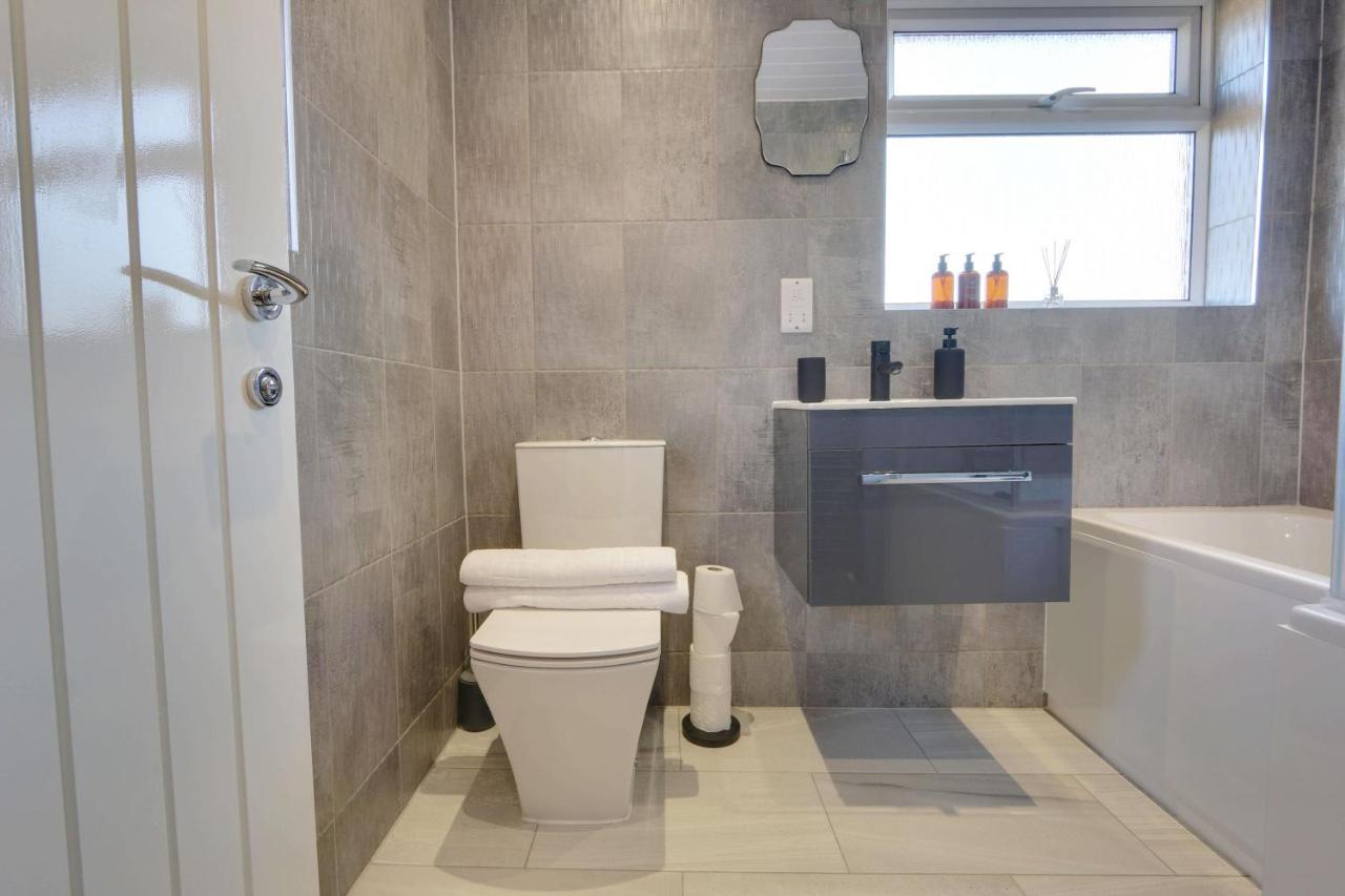 #Upmarket, Exceptional 4 Bed House, With Free Parking, Close To Amenities And Supermarkets Sheffield Esterno foto